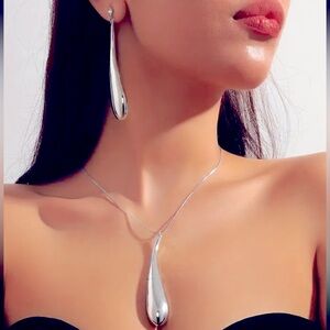 Water Drop Pendant Necklace and Earrings Set.